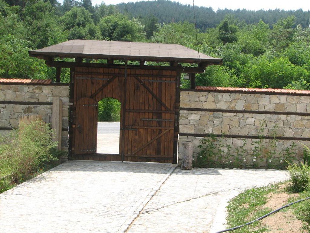 Family Hotel Kalifer Kalofer Exterior photo